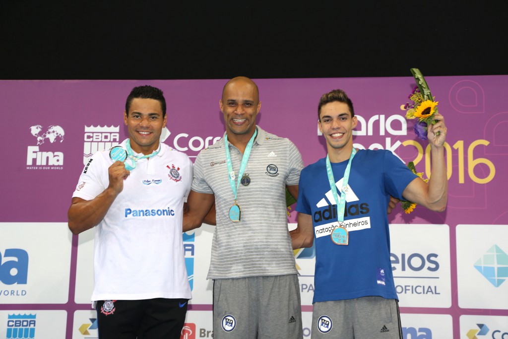 O pódio dos 100m peito com França, João e Cardona – Foto: Ricardo Sodré/ SSPress