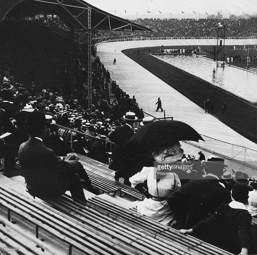 Público acompanha as provas de natação em 1908 - Foto: Getty Images