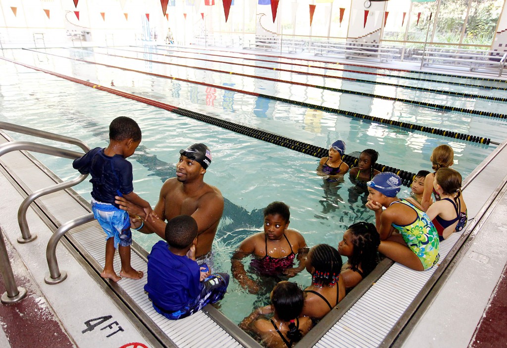 Cullen Jones ensinando crianças - Foto: Brian Lawdermilk/Associated Press