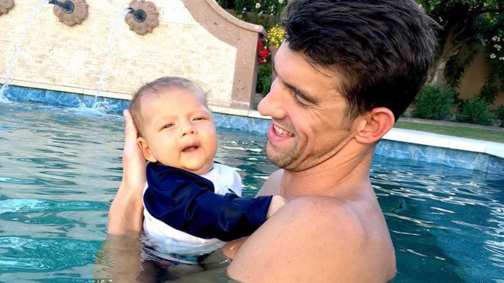 Phelps também aproveita para curtir o filho Boomer – Foto: Angeliki Jackson