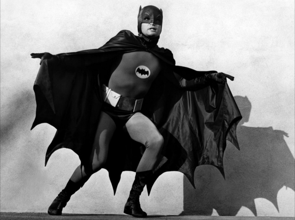 Adam West coloca o camp em Batman na série de TV dos anos 60