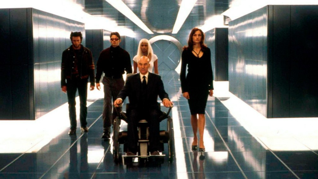 Wolverine (Hugh Jackman), Ciclope (James Marsden), Tempestade (Halle Berry e Jean Grey (Famke Janssen), com o professor Xavier (Patrick Stewart) à frente
