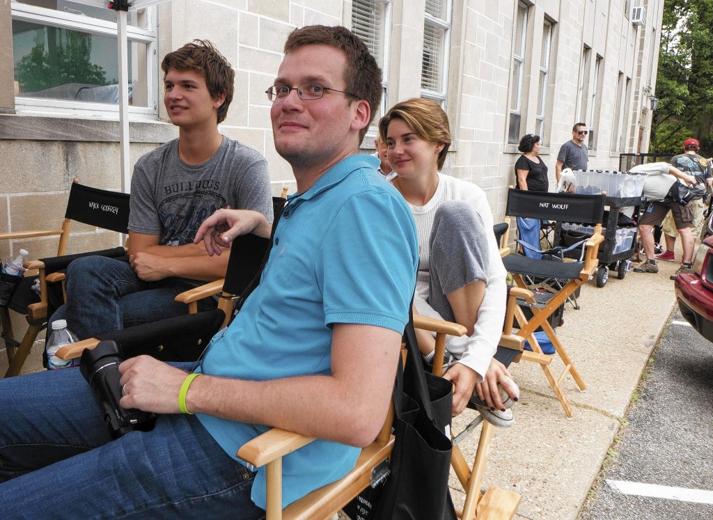 Shailene Woodley e Ansel Elgort com o autor John Green no set de A Culpa É das Estrelas