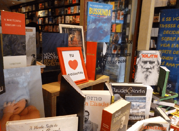 Tomada quase só por biografias, vitrine de uma loja da Livraria da Travessa, no Rio – Foto divulgação