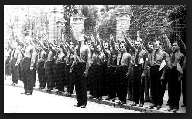 Em outubro de 1934, integralistas como os da foto acima foram corridos do Centro de São Paulo