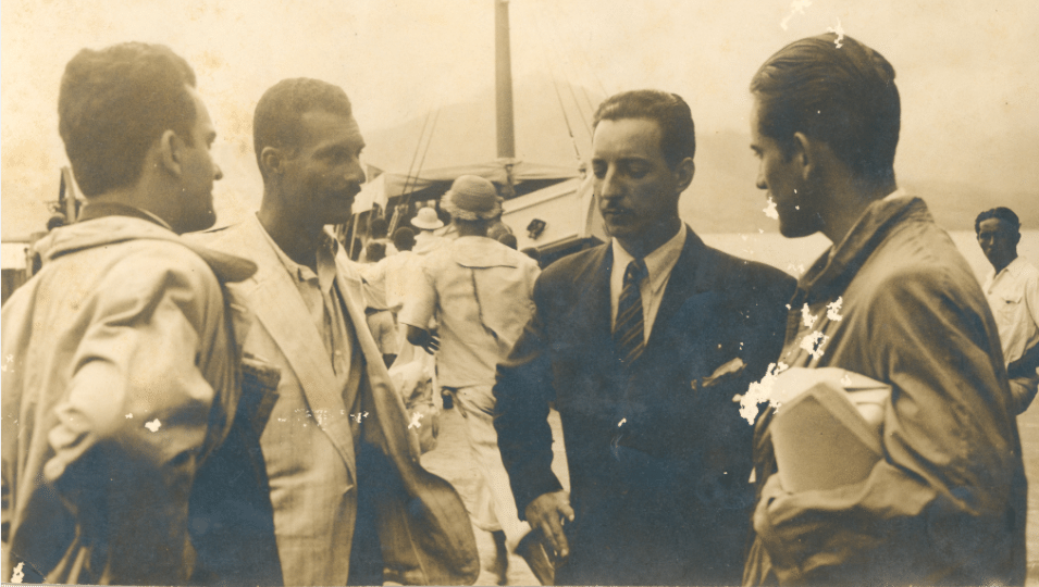 Carlos Marighella (2º, das esq. para a dir.), em 17 de abril de 1945, na viagem da Ilha Grande para o Rio, onde seria libertado no dia seguinte - Foto Aperj