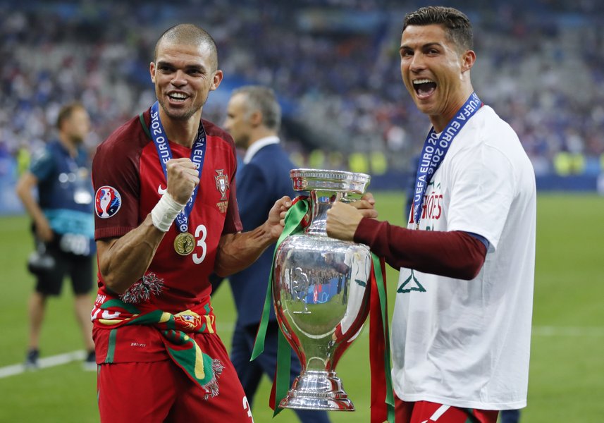 Pepe diz que Ronaldo é o melhor jogador do mundo e da história do futebol  - SIC Notícias