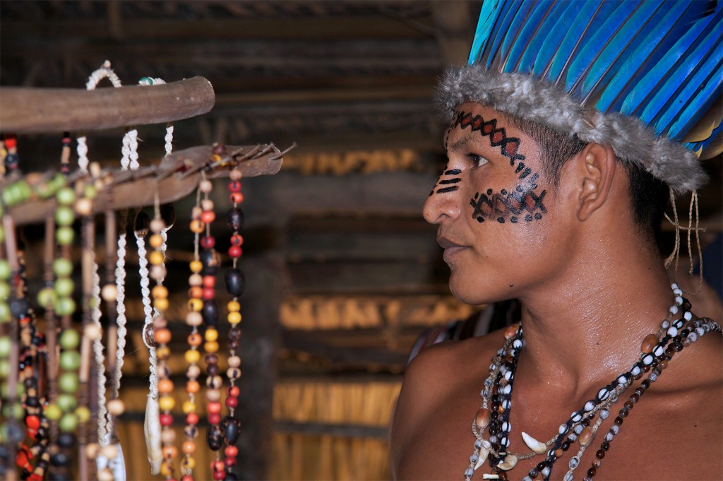 Índio e artesanatos da Aldeia Tupés