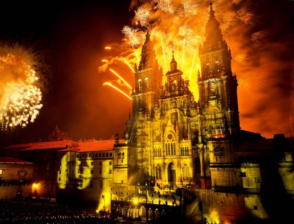 Santiago de Compostela. Plaza del Obradoiro - Espectáculo de luz y sonido de los Fuegos del Apóstol en torno a la fachada de la Catedral