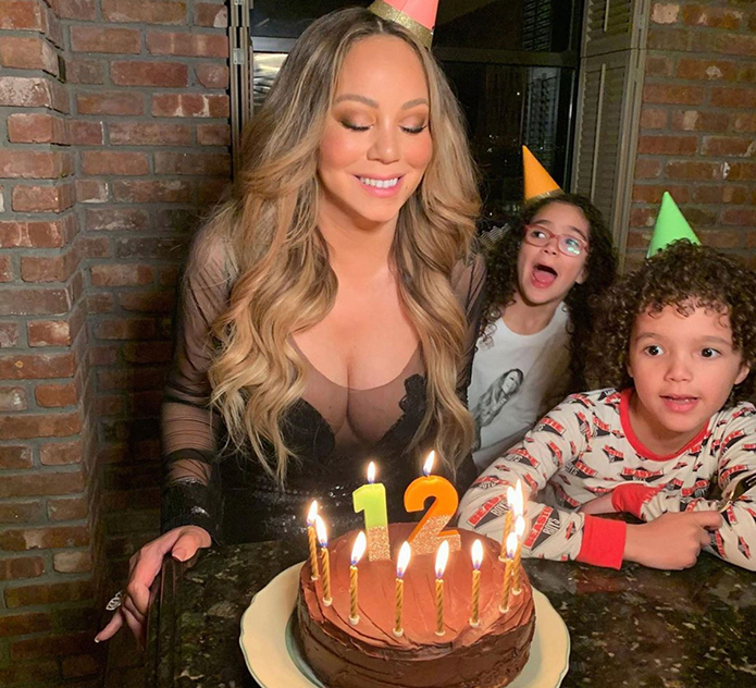 Mariah Carey assoprando bolo
