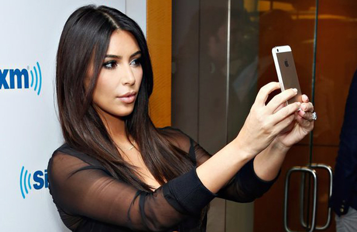 Kim Kardashian fazendo selfie 