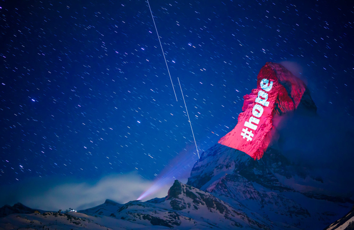 Matterhorn, em Zermatt, com mensagem de esperança