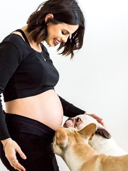 Sthefany Brito, grávida de seis meses, e seus cachorros - Reprodução/Instagram