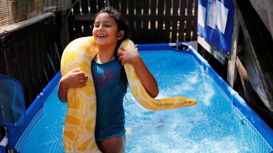 Inbar com a cobra Belle se refrescando na piscina - REUTERS/Amir Cohen