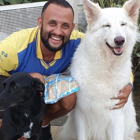 Carteiro amigo dos animais com dois cachorros - Reprodução/Instagram
