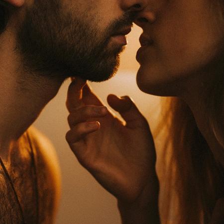 Livro ensina, por exemplo, que existem quatro maneiras principais de beijar o parceiro -