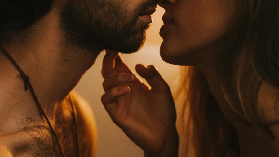 Livro ensina, por exemplo, que existem quatro maneiras principais de beijar o parceiro