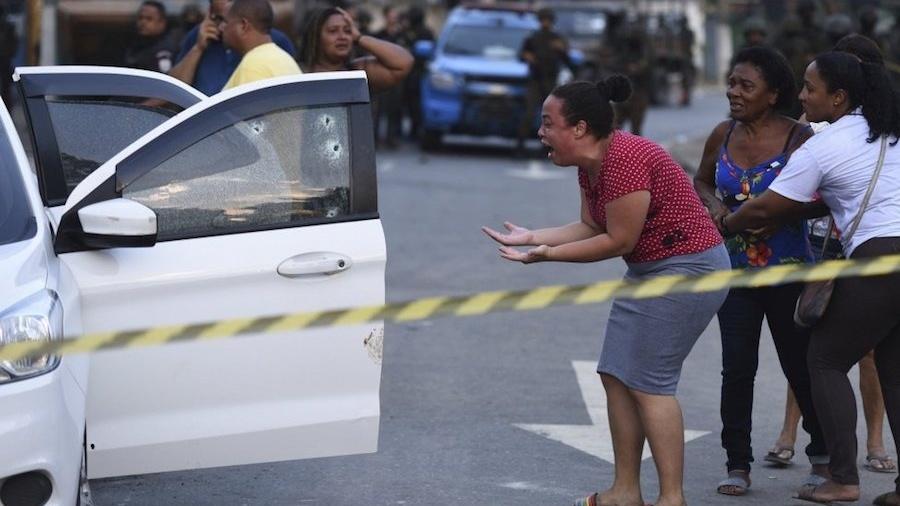 Parente de Evaldo chora diante de carro metralhado por militares - Foto: Fabio Teixeira/AP