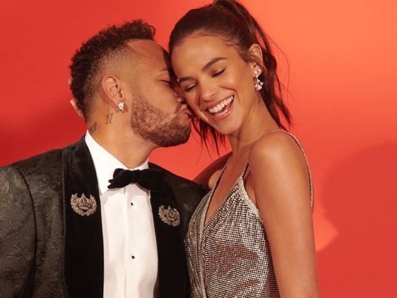 Neymar posa com atriz de Hollywood e fãs especulam romance