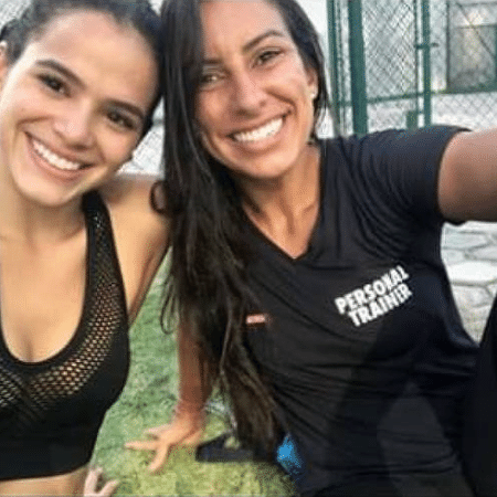 Nathalia, à direita, com a atriz Bruna Marquezine: força-tarefa para acalmar a filha de Queiroz - 