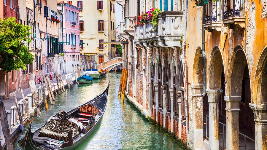 Gôndola no canais de Veneza: até hoje, apenas duas mulheres têm a permissão para conduzir a embarcação - 