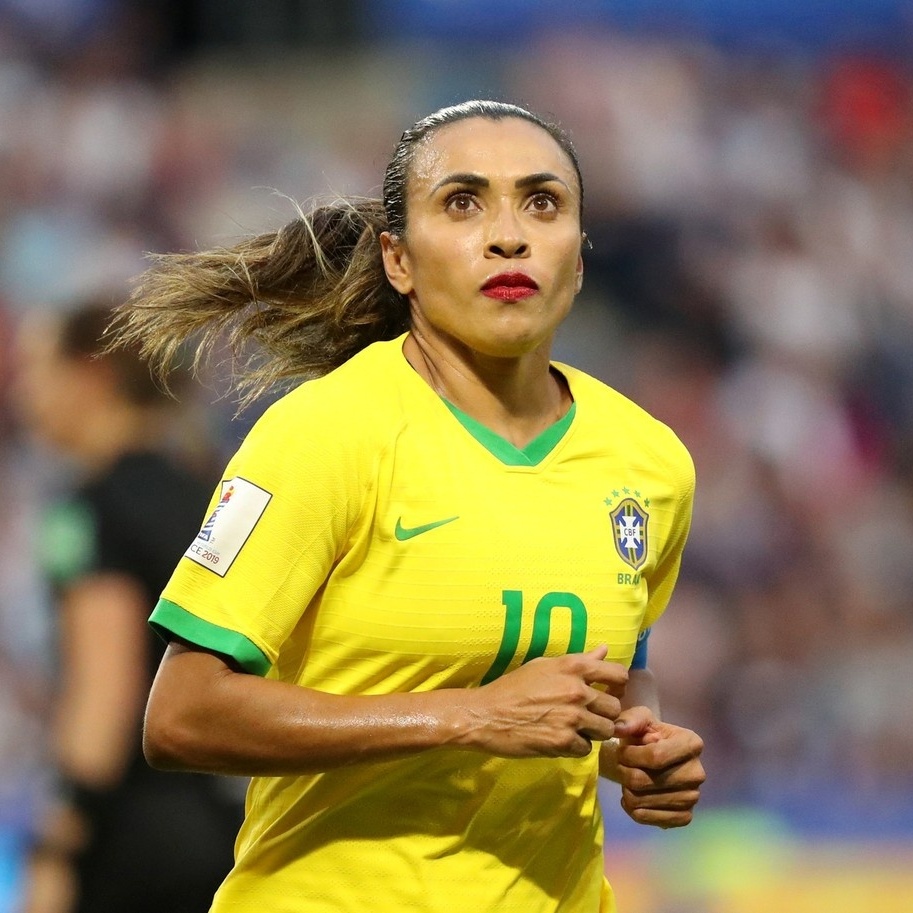 Jogo de futebol feminino no campo de futebol fotografia editorial