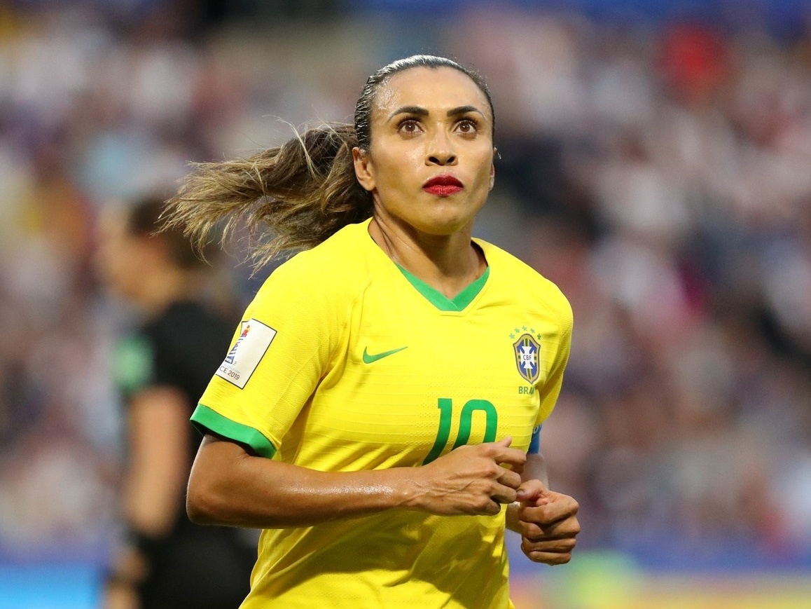 Jogo de futebol feminino no campo de futebol fotografia editorial