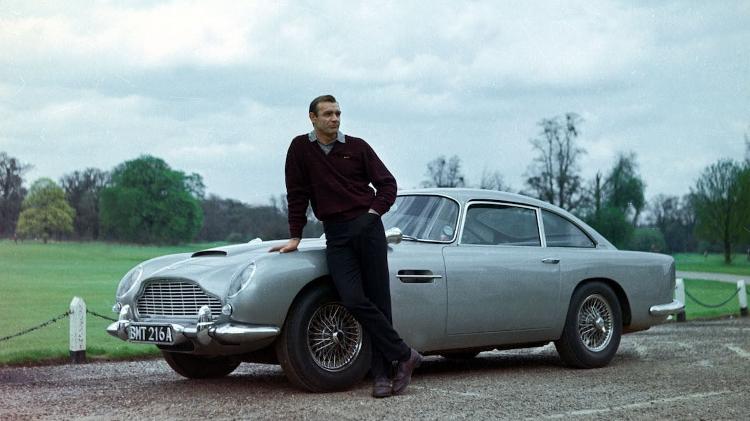 Sean Connery, intérprete de um dos James Bond, ao lado de um Aston Martin DB5 - Divulgação