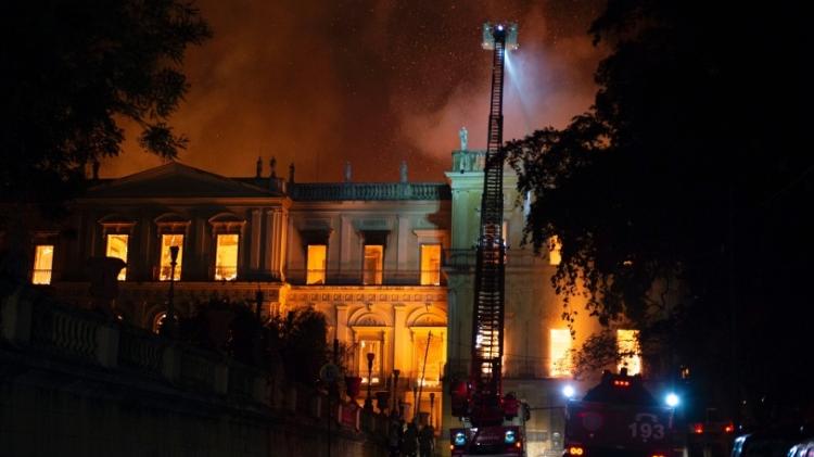 2set2018---bombeiros-trabalham-em-incendio-de-grandes-proporcoes-no-museu-nacional-localizado-quinta-da-boa-vista-bairro-de-sao-cristovao-na-zona-norte-do-rio-de-janeiro-1535936565236_956x500 -  - 