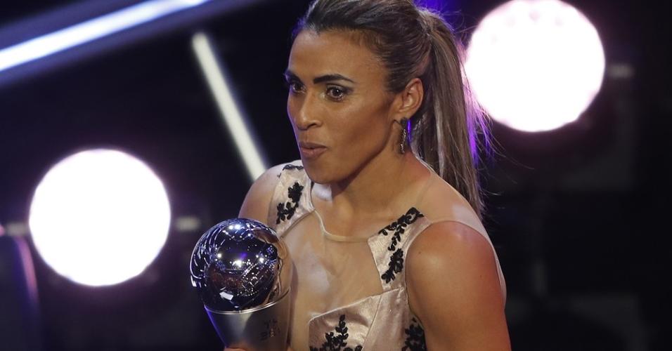 Após ser eleita melhor do mundo pela Fifa, Marta concorre 