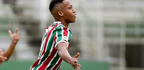 João Pedro festeja gol pelo Fluminense; jogador é uma das joias da base do clube - 
