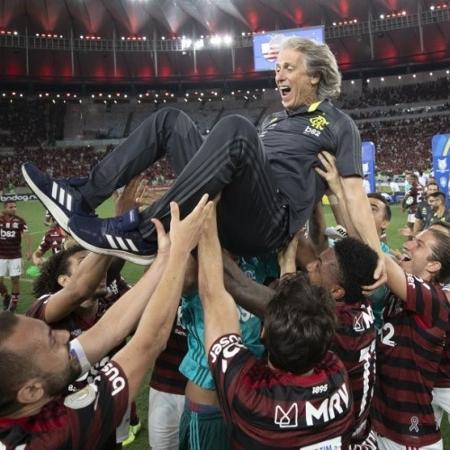 Jorge Jesus é festejado pelos jogadores - 