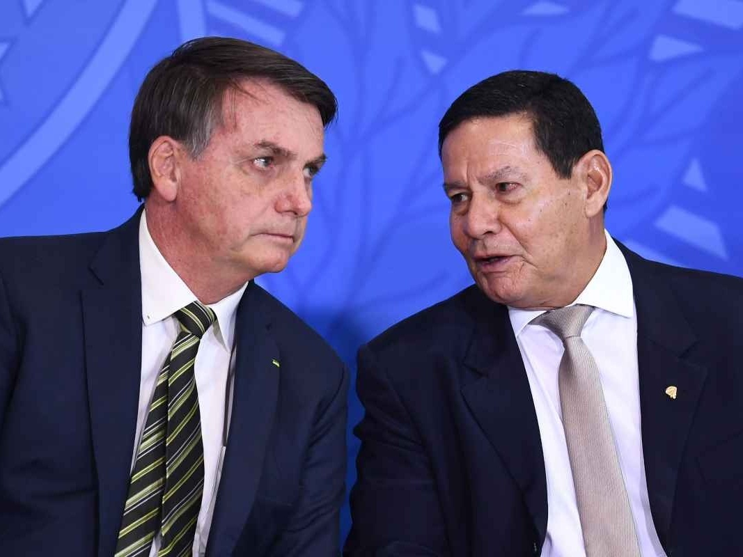 Bolsonaro, após fala de Mourão: "Se quiser escolher ministro, se candidate"