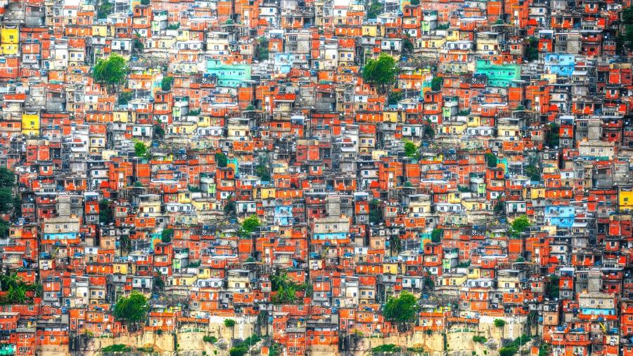 População brasileira vivendo em favelas diminuiu proporcionalmente em 20 anos, na contramão da África - 