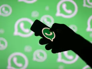'Achei que tinha sido hackeado': WhatsApp troca de cor e assusta usuários