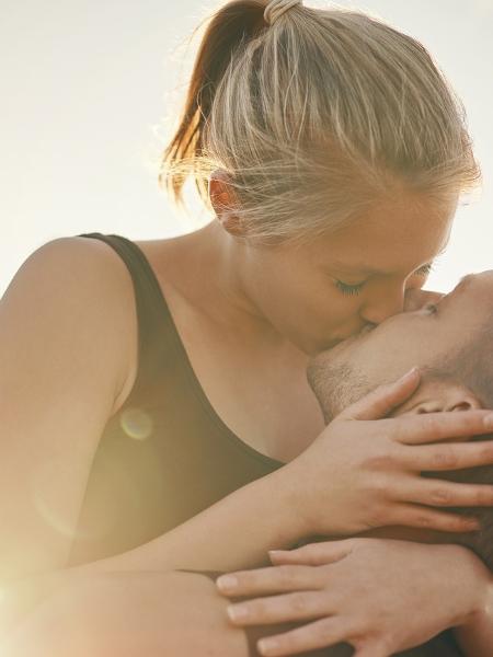 Por que a adolescência é a idade da doença do beijo e o que você deve saber - iStock - iStock