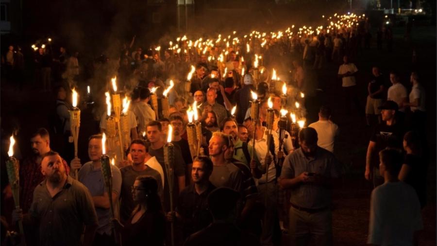 Supremacistas brancos marcham por Charlotsville, na Virginia, em 2017 - 