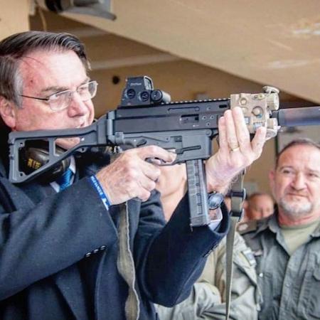 Jair Bolsonaro atira com metralhadora, em Jerusalém: regras mudadas por ele fizeram acervo explodir no país  - Reprodução/Instagram