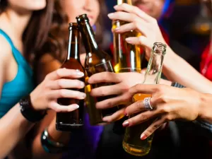 Beber todas? Dançar até o chão? 10 dicas pra não exagerar na festa da firma