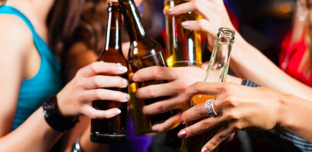 Beber todas? Dançar até o chão? 10 dicas pra não exagerar na festa da firma