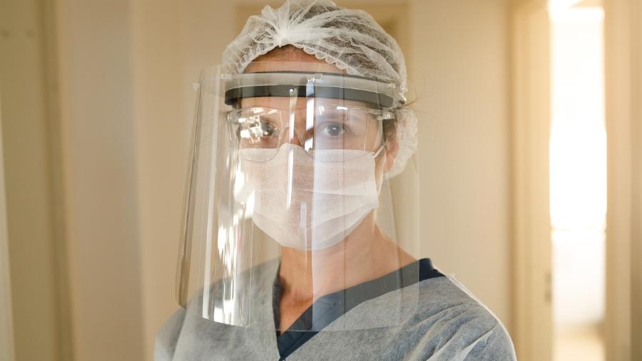 Profissionais de saúde usam a face shield; acessório se mostrou menos eficiente que a máscara tradicional contra o coronavírus - 