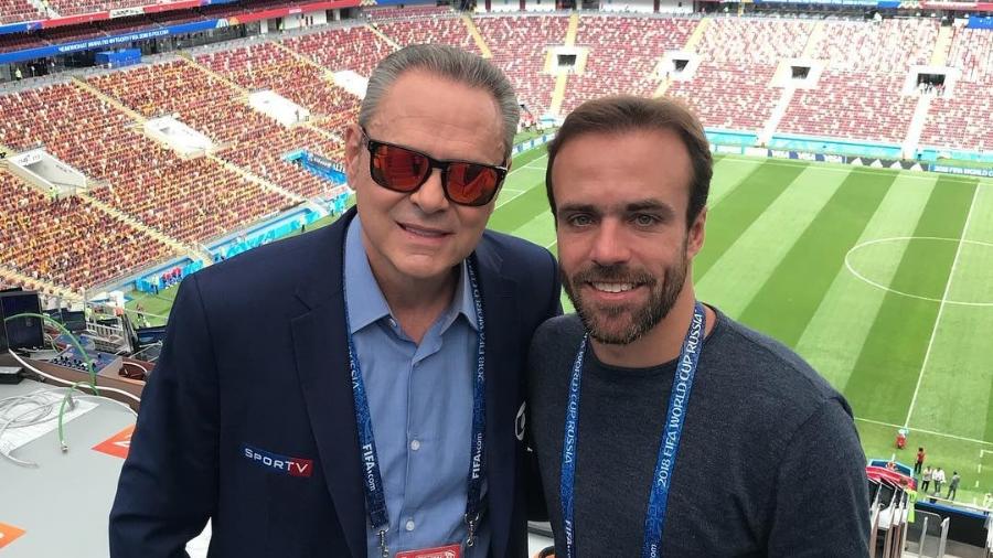 Luís Roberto e Roger são obrigados a fazer comentários sobre novelas durante a transmissão de jogos da Copa - 