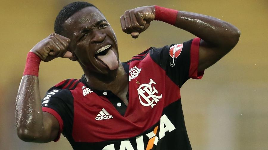 Vinicius Junior comemorando gol pelo Flamengo  - 