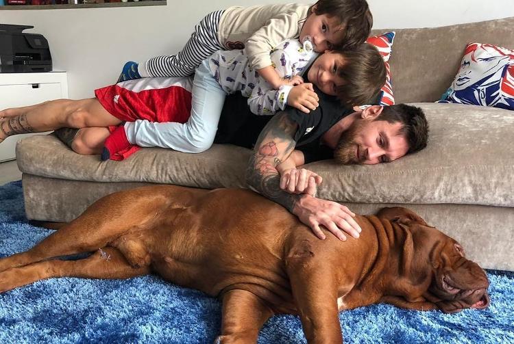 Messi con sus hijos y perro mascota - crianza - crianza