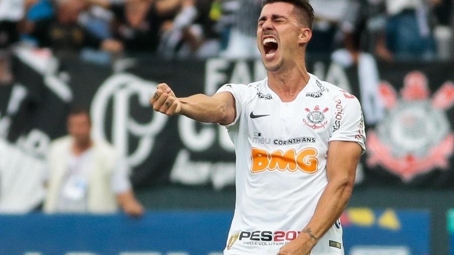 Danilo Avelar assinou no meio deste ano contrato com o Timão até julho de 2022 - false