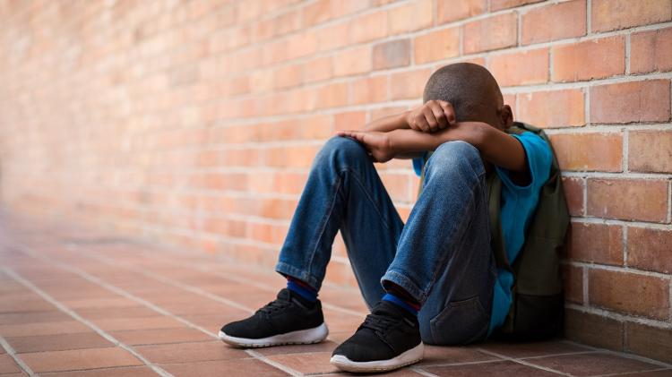criança triste; escola; bullying; depressão; - iStock - iStock
