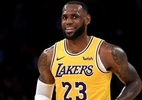 LeBron faz cesta de fora da quadra em treino e comemora dançando