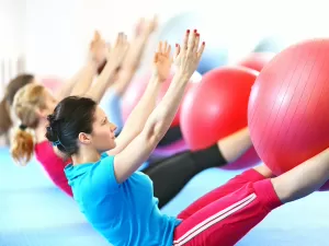 Pilates: 5 exercícios de alongamento, mobilização e core para fazer em casa