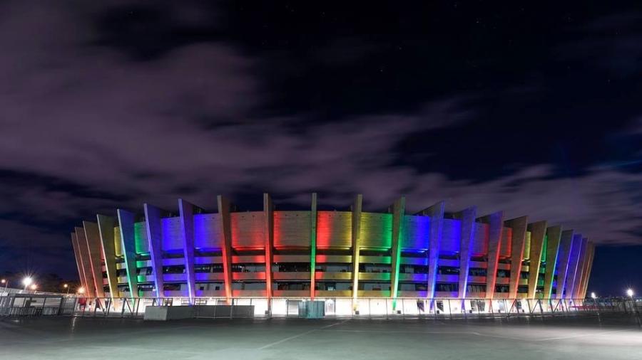 O Mineirão homenageou o Dia do Orgulho LGBT, em julho de 2018, iluminando a fachada do estádio com as cores do movimento  - Divulgação