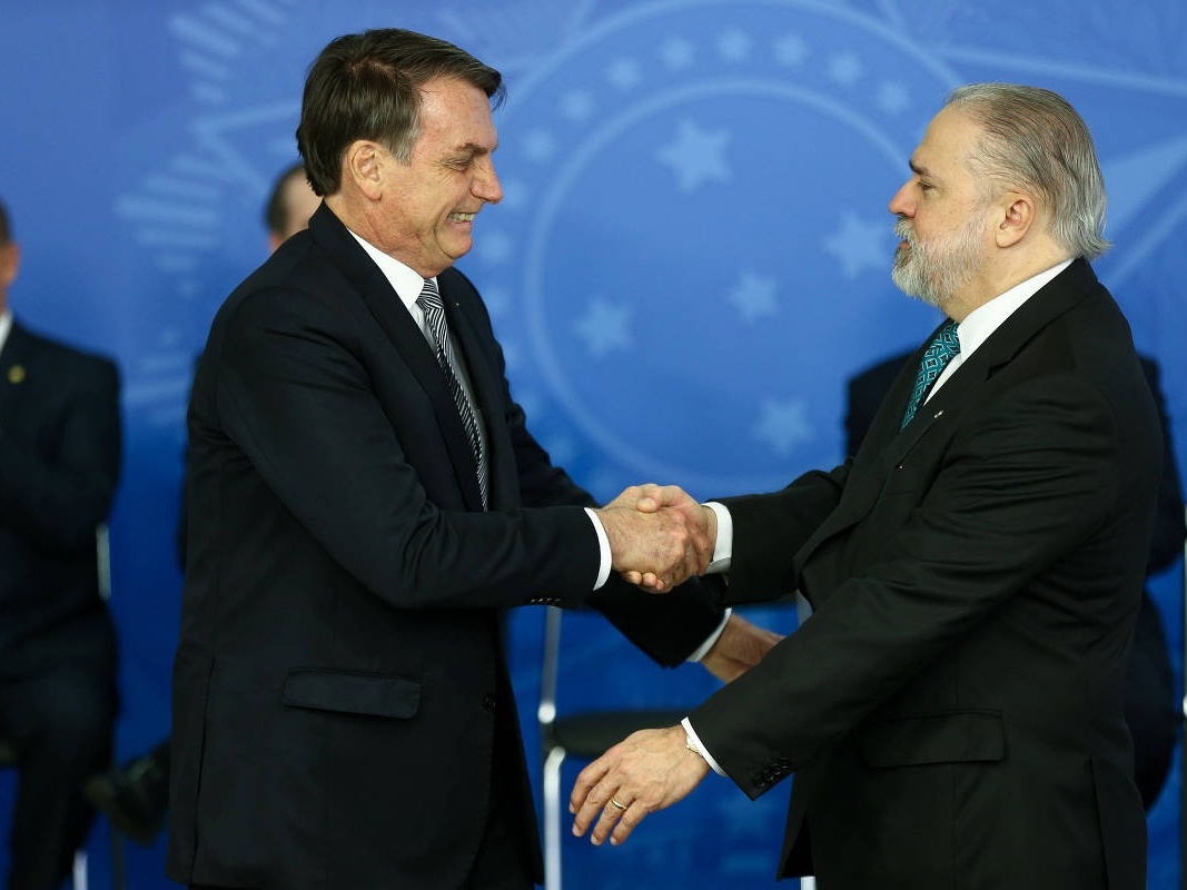 Aras finge que é combativo enquanto agrada Bolsonaro